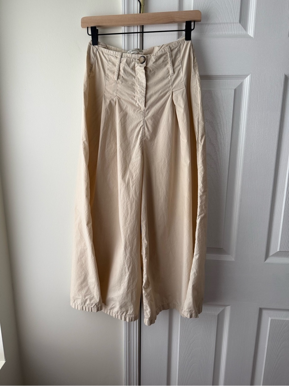Le Streghe beige wide leg  pant/ culotte. Made in Italy Size XS